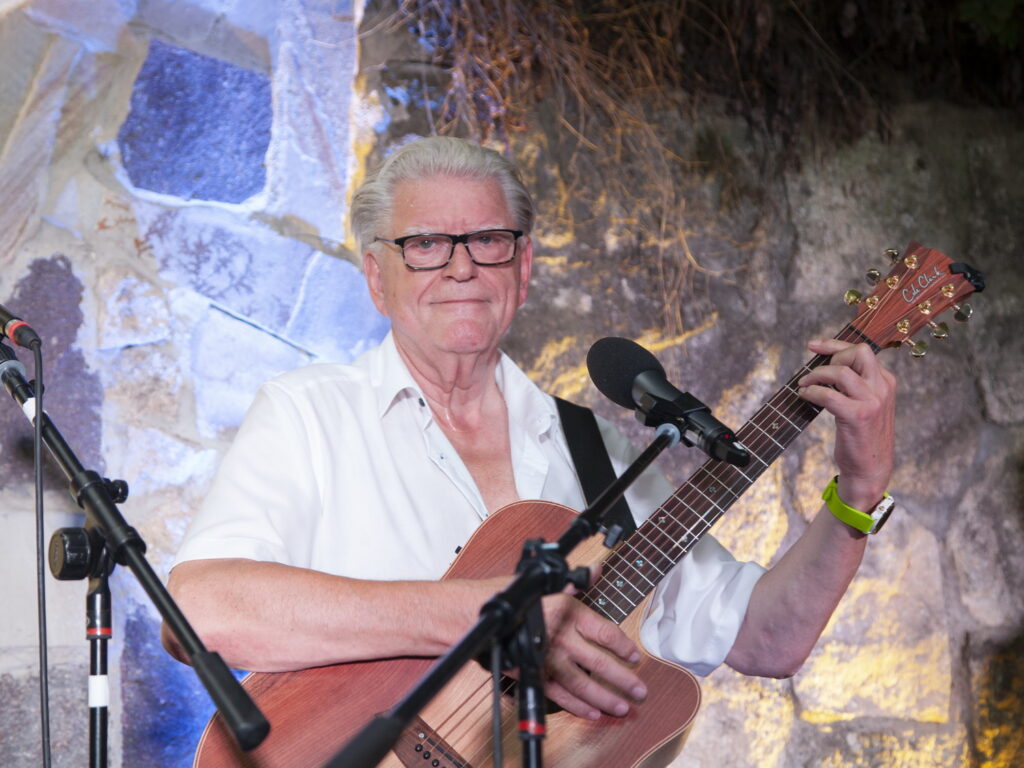 Fritz Oslansky,
Helmut Schneeweiß,
Fredi Gradinger,
Trio Wien, Trio Weltlin, Wienerlied, Rudi Koschelu, Andy Müller, Harry Matzl, Joschi Schäfer, Kellergasse Hautzendorf, Weinviertler Heurigenlieder, Urlaub in Hautzendorf, Engelbert Mach, Alfred Gradinger, Komponist, ©Regina Courtier, Weinviertel-Remasuri,