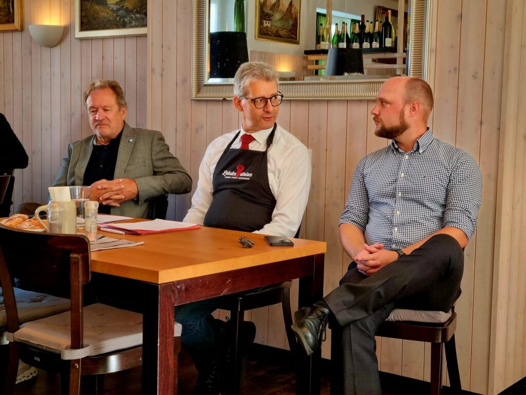 Mark Lewis präsentierte gemeinsam mit Vizebürgermeister Rupert Sitz und Bürgermeister Johannes Stuttner das Konzept für die Schloss Taverne Bisamberg.