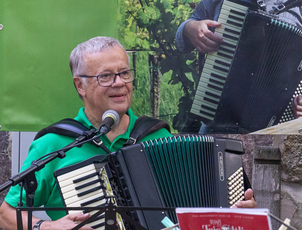 Fritz Oslansky,
Helmut Schneeweiß,
Fredi Gradinger,
Trio Wien, Trio Weltlin, Wienerlied, Rudi Koschelu, Andy Müller, Harry Matzl, Joschi Schäfer, Kellergasse Hautzendorf, Weinviertler Heurigenlieder, Urlaub in Hautzendorf, Engelbert Mach, Alfred Gradinger, Komponist, ©Regina Courtier, Weinviertel-Remasuri,
