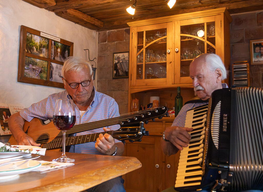 Fritz Oslansky,
Helmut Schneeweiß,
Fredi Gradinger,
Trio Wien, Trio Weltlin, Wienerlied, Rudi Koschelu, Andy Müller, Harry Matzl, Joschi Schäfer, Kellergasse Hautzendorf, Weinviertler Heurigenlieder, Urlaub in Hautzendorf, Engelbert Mach, Alfred Gradinger, Komponist, ©Regina Courtier, Weinviertel-Remasuri,