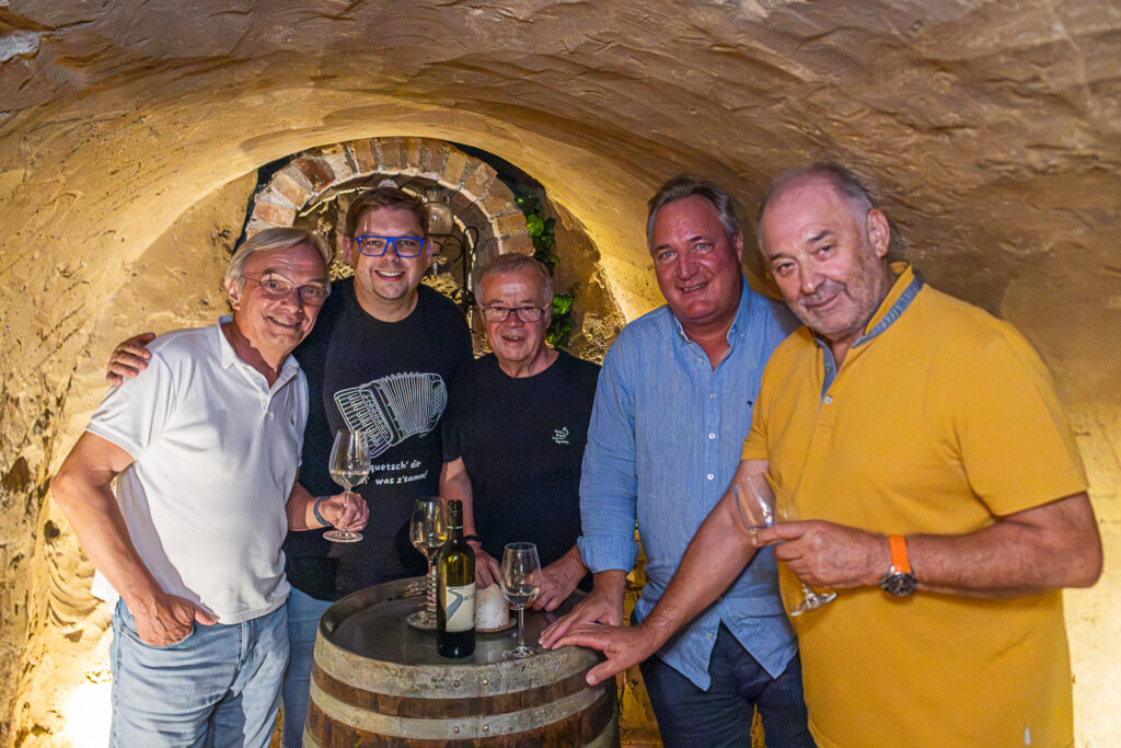 Fritz Oslansky,
Helmut Schneeweiß,
Fredi Gradinger,
Trio Wien, Trio Weltlin, Wienerlied, Rudi Koschelu, Andy Müller, Harry Matzl, Joschi Schäfer, Kellergasse Hautzendorf, Weinviertler Heurigenlieder, Urlaub in Hautzendorf, Engelbert Mach, Alfred Gradinger, Komponist, ©Regina Courtier, Weinviertel-Remasuri,