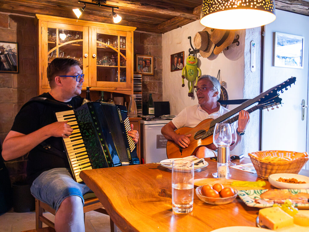 Fritz Oslansky,
Helmut Schneeweiß,
Fredi Gradinger,
Trio Wien, Trio Weltlin, Wienerlied, Rudi Koschelu, Andy Müller, Harry Matzl, Joschi Schäfer, Kellergasse Hautzendorf, Weinviertler Heurigenlieder, Urlaub in Hautzendorf, Engelbert Mach, Alfred Gradinger, Komponist, ©Regina Courtier, Weinviertel-Remasuri,