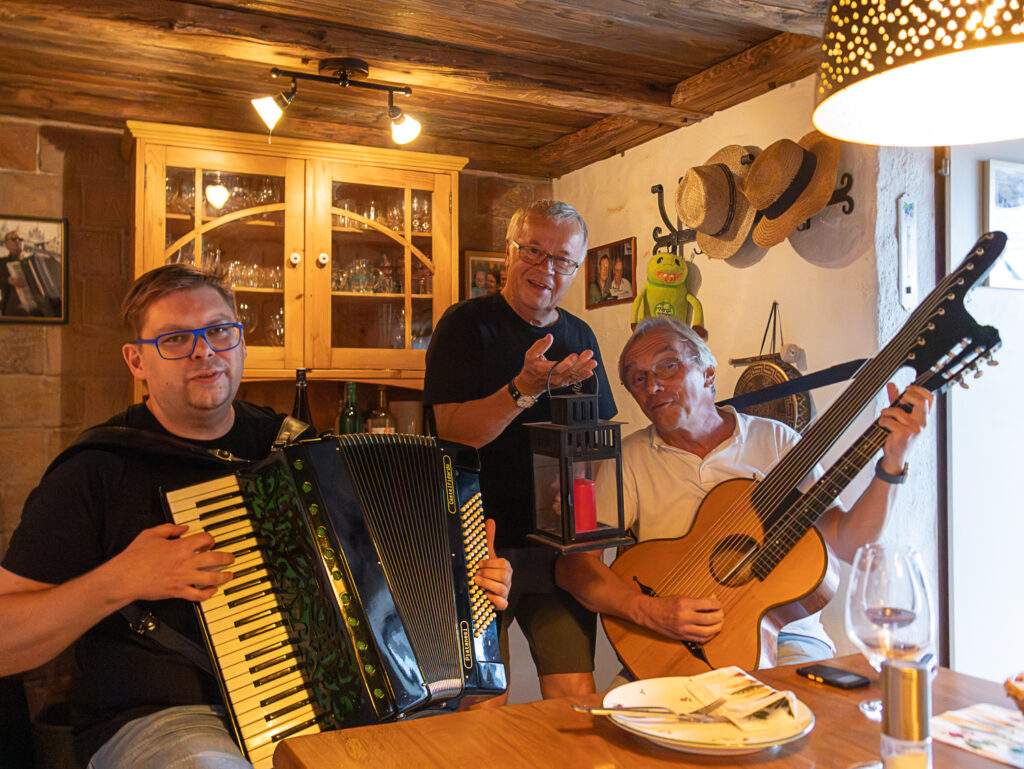 Fritz Oslansky,
Helmut Schneeweiß,
Fredi Gradinger,
Trio Wien, Trio Weltlin, Wienerlied, Rudi Koschelu, Andy Müller, Harry Matzl, Joschi Schäfer, Kellergasse Hautzendorf, Weinviertler Heurigenlieder, Urlaub in Hautzendorf, Engelbert Mach, Alfred Gradinger, Komponist, ©Regina Courtier, Weinviertel-Remasuri,