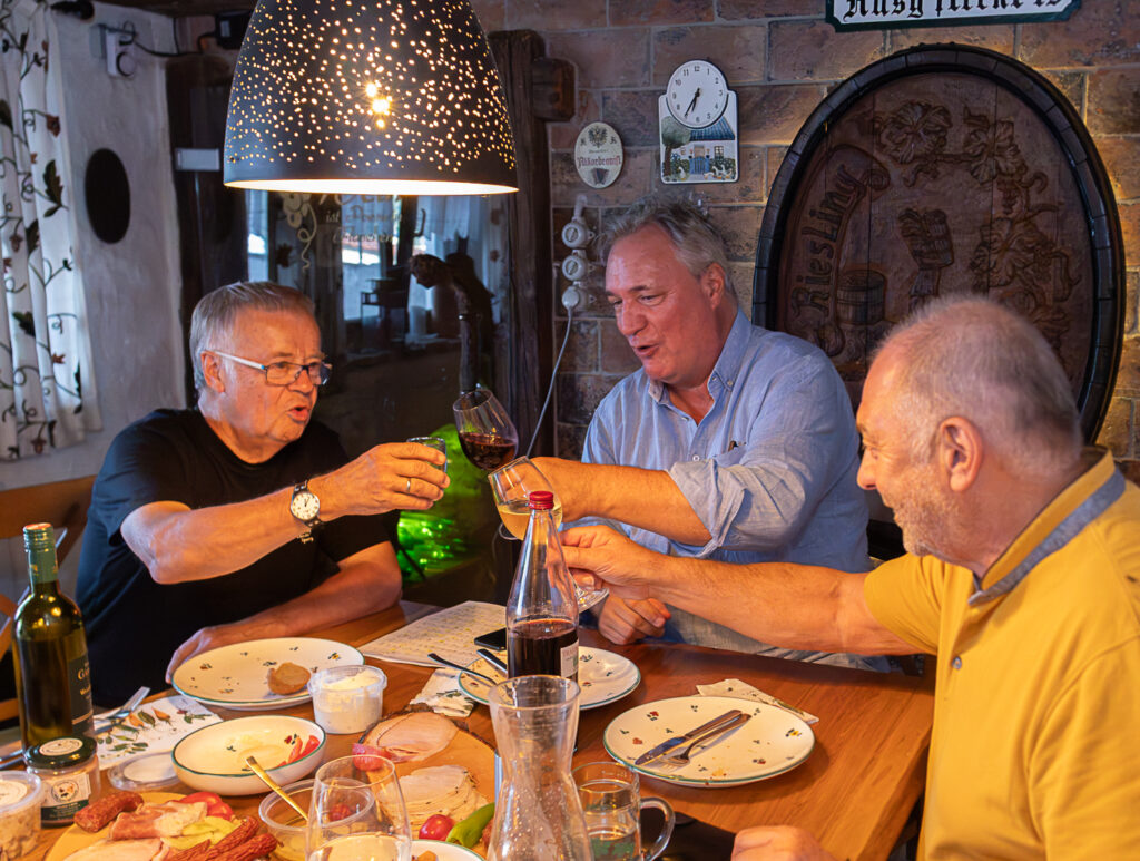 Fritz Oslansky,
Helmut Schneeweiß,
Fredi Gradinger,
Trio Wien, Trio Weltlin, Wienerlied, Rudi Koschelu, Andy Müller, Harry Matzl, Joschi Schäfer, Kellergasse Hautzendorf, Weinviertler Heurigenlieder, Urlaub in Hautzendorf, Engelbert Mach, Alfred Gradinger, Komponist, ©Regina Courtier, Weinviertel-Remasuri,