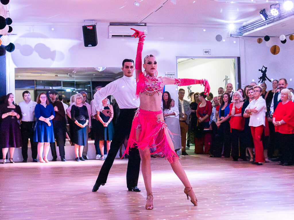 Siméon Stoyanov,
Christine Stanczak-Kridlo,
Tanzschule,
Gerasdorf,
Weinviertel-Remasuri,
Tanzszene im Weinviertel,
© Regina Courtier,